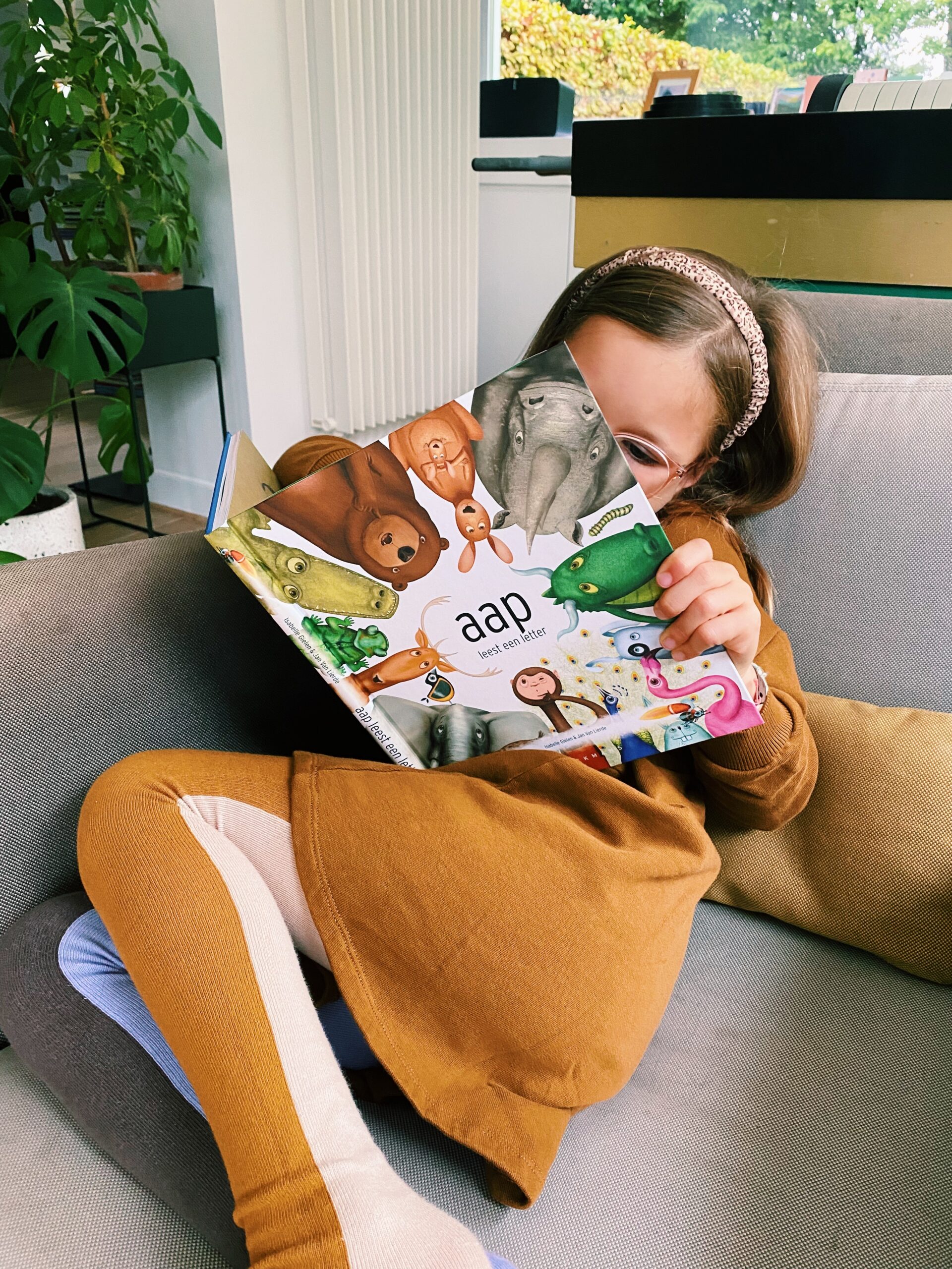 Processed with VSCO with c1 preset Aap leest een letter | Prille lezers